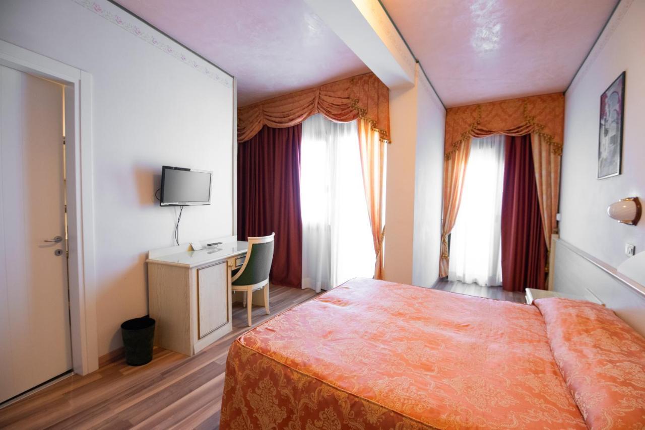 לידו די ג'סולו Hotel Carlton מראה חיצוני תמונה
